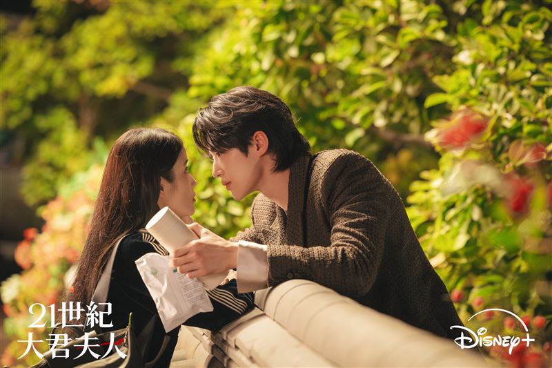 IU、邊佑錫感情升溫的「隔牆吻」橋段，創下瞬間最高12.7%收視率。（圖／Disney+提供）