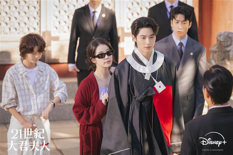 由IU、邊佑錫主演的韓劇《21世紀大君夫人》開播後話題不斷。（圖／Disney+提供）