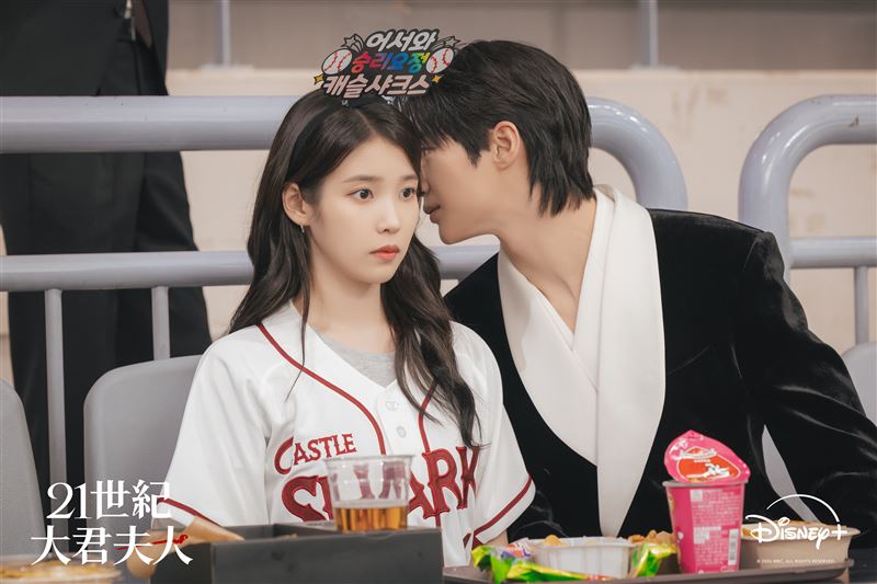 由IU、邊佑錫主演的韓劇《21世紀大君夫人》開播後話題不斷。（圖／Disney+提供）