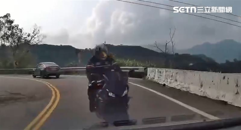 謝男人車分離，身體彈飛，呈現「頭下腳上」姿勢重摔在地。（圖／翻攝畫面）