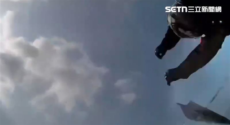 謝男人車分離，身體彈飛，呈現「頭下腳上」姿勢重摔在地。（圖／翻攝畫面）