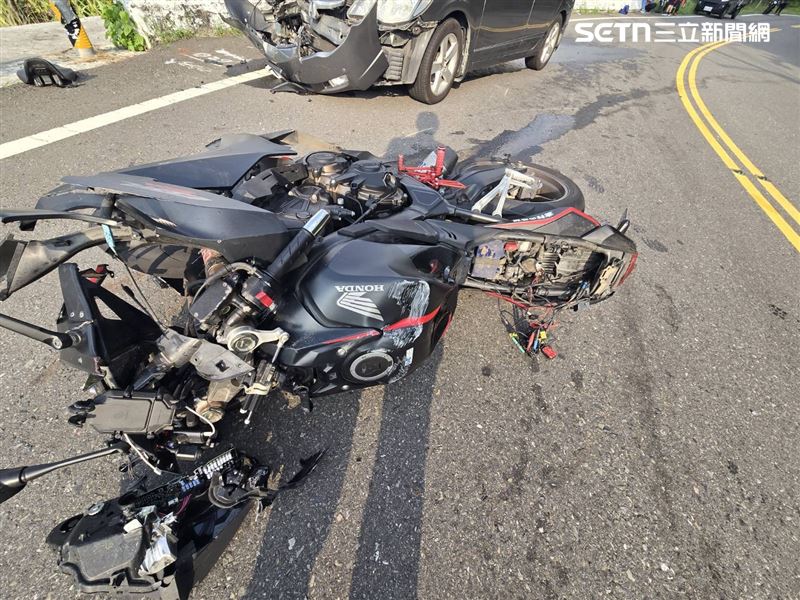 重機成了一團廢鐵，血跟油全混在一起。（圖／翻攝畫面）