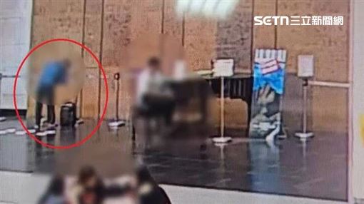 氣質女北車大廳彈鋼琴　竊賊當眾偷走背包