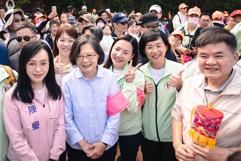 前總統蔡英文今（20）日清晨6時現身白沙屯媽祖進香隊伍，成為一名香燈腳。（圖／蘇巧慧辦公室提供）