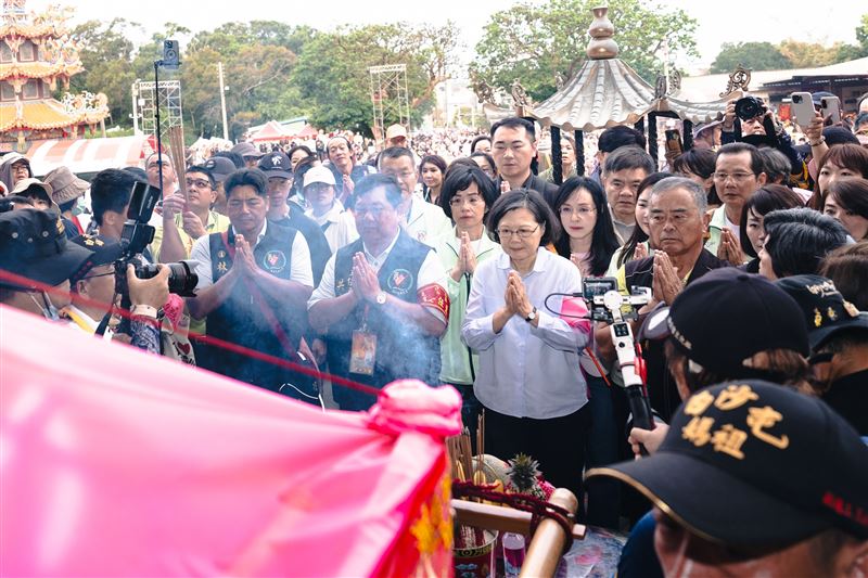 前總統蔡英文今（20）日清晨6時現身白沙屯媽祖進香隊伍，成為一名香燈腳。（圖／蘇巧慧辦公室提供）