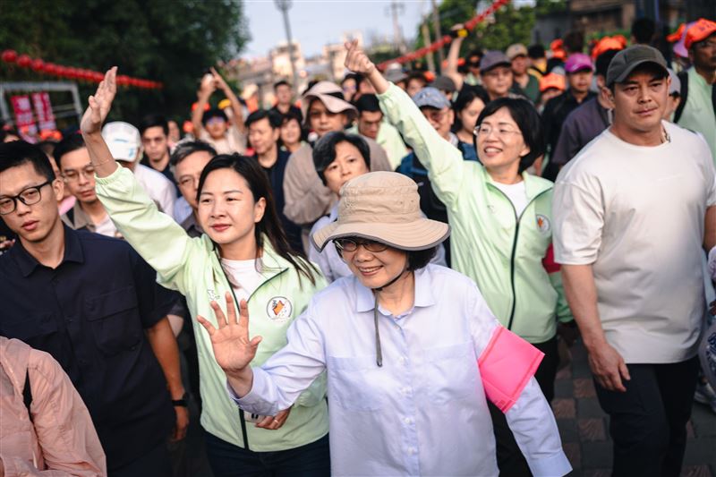 前總統蔡英文今（20）日清晨6時現身白沙屯媽祖進香隊伍，成為一名香燈腳。（圖／蘇巧慧辦公室提供）