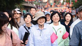 前總統蔡英文今（20）日清晨6時現身白沙屯媽祖進香隊伍，成為一名香燈腳。（圖／蘇巧慧辦公室提供）