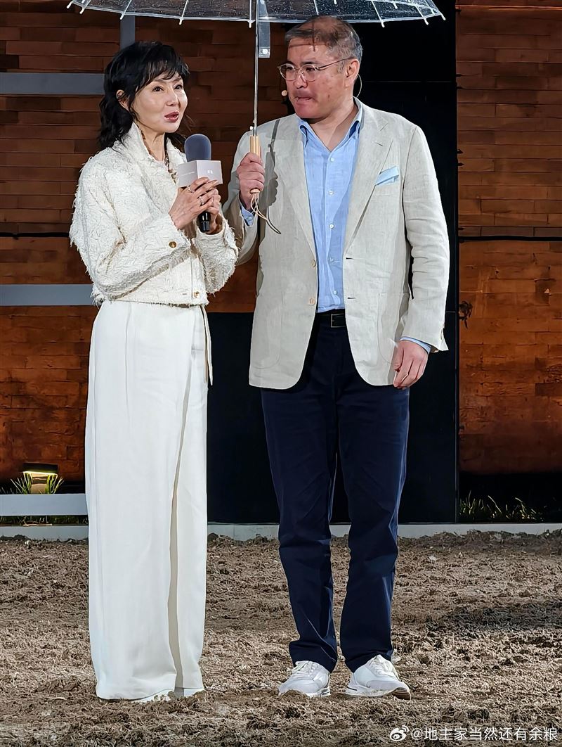 61歲張曼玉罕見現身北京參加活動。（圖／翻攝自微博）