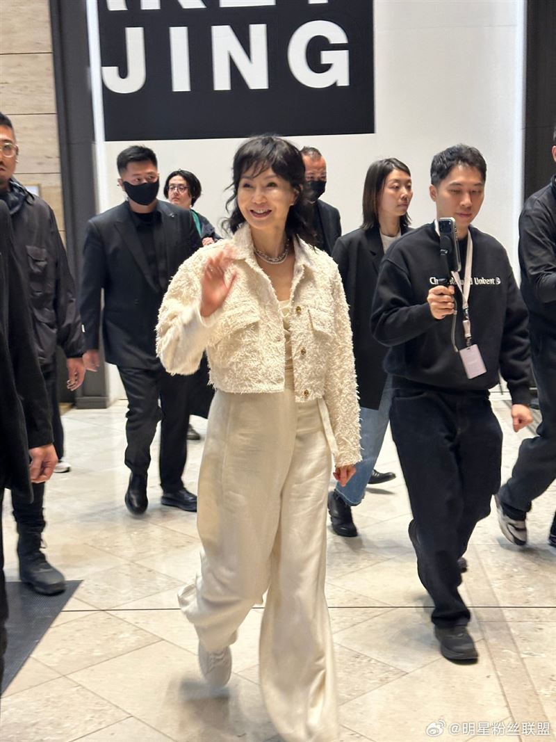 61歲張曼玉罕見現身北京參加活動。（圖／翻攝自微博）