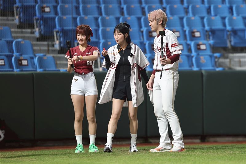 左起樂天女孩沈珈妤、推進隊長籃籃、團長Aby（圖／樂天桃猿提供）