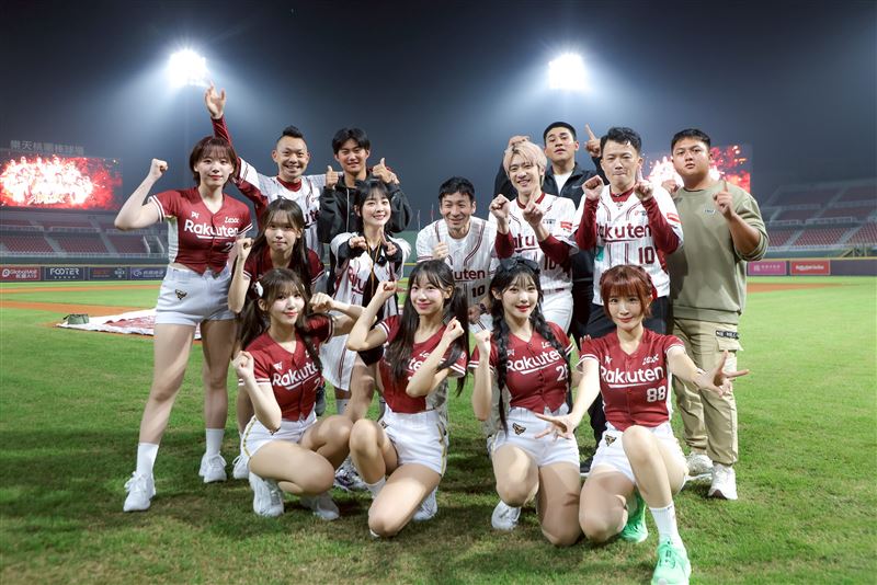應援團長們、樂天女孩沈珈妤和五本柱一起大隊接力（圖／樂天桃猿提供）