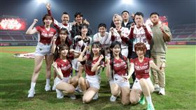 應援團長們、樂天女孩沈珈妤和五本柱一起大隊接力（圖／樂天桃猿提供）