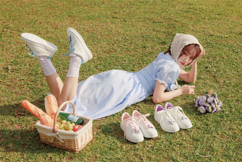 牡蠣寶寶款雙色鞋帶小白鞋。（圖／品牌業者提供）