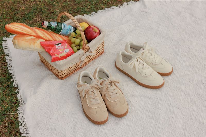 愛麗絲款蕾絲花邊真皮德訓鞋。（圖／品牌業者提供）