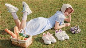 牡蠣寶寶款雙色鞋帶小白鞋。（圖／品牌業者提供）