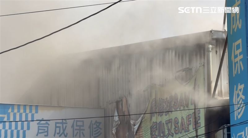 台南市仁德區汽修廠火警。（圖／翻攝畫面）