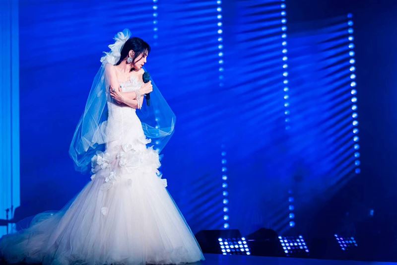 Ella以白色婚紗現身，演唱會瞬間成了大型婚禮現場。（圖／勁樺娛樂提供）