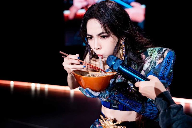 Ella品嚐鴨血粉絲湯、鹹水鴨、青糰等南京美食。（圖／勁樺娛樂提供）