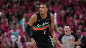 溫班亞馬（Victor Wembanyama）打破新秀季後賽得分紀錄。（圖／美聯社／達志影像）