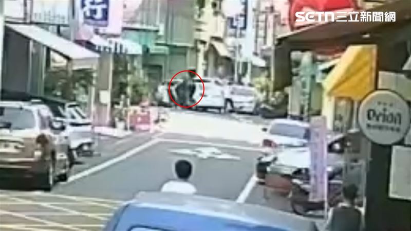 徐男被白色車加速撞倒後，寡不敵眾被強押上車。（圖／翻攝畫面）