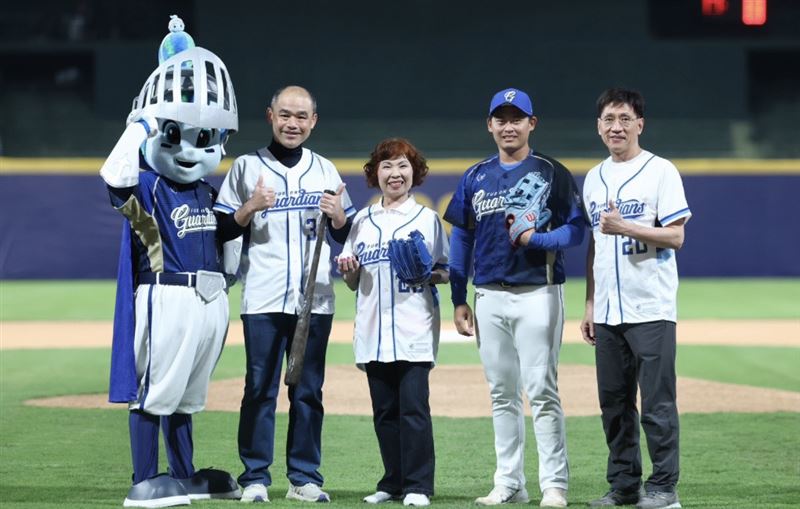 本次開球嘉賓鄭媽媽（右3）是反置式人工肩關節手術的受惠者