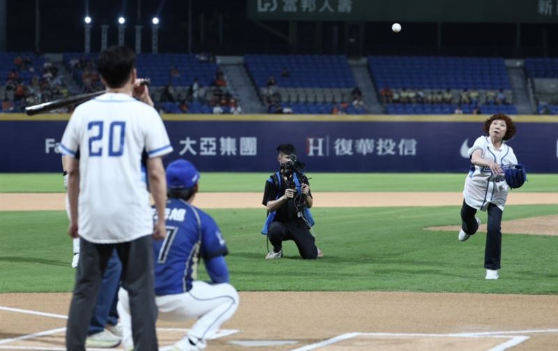 富邦悍將對上統一獅賽事於17日在新莊棒球場登場，年逾70歲的鄭媽媽擔任開球嘉賓