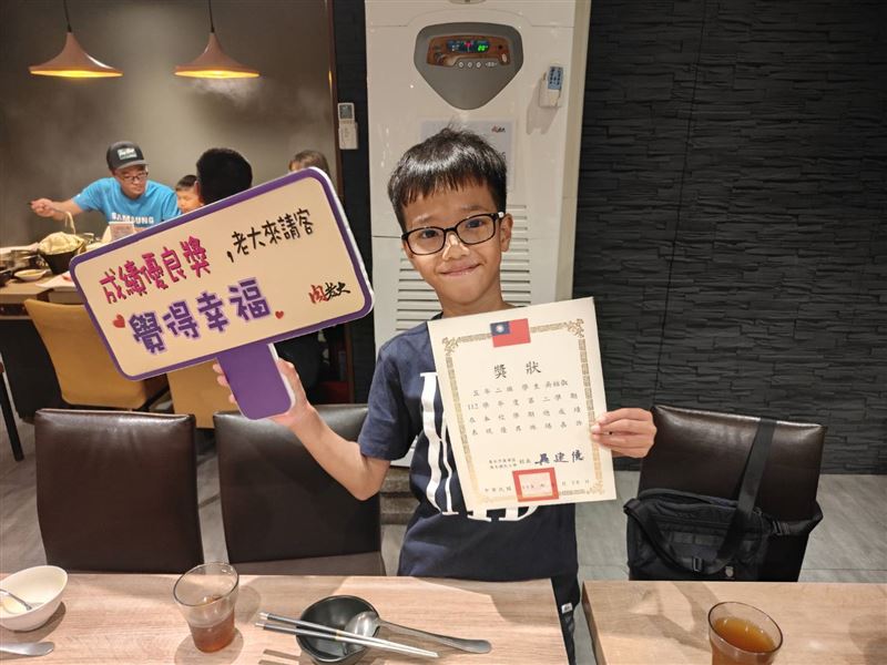 肉老大去年(2025)曾舉辦獎狀換鍋活動，吸引許多家庭一起吃火鍋同樂。（圖／肉老大頂級肉品涮涮鍋提供）