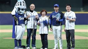富邦悍將對上統一獅賽事於17日在新莊棒球場登場，年逾70歲的鄭媽媽擔任開球嘉賓。