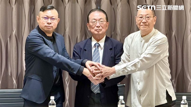 中工今日上演公司派與市場派寶佳握手言和一幕，左起寶佳集團鄭斯聰、中工董座周志明、威京集團沈慶光。（圖／記者陳韋帆攝影）