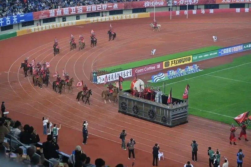 何潤東扮成西楚霸王項羽「蘇超」現身宿遷與南京之戰在宿遷奧體中心。(圖／翻攝自羊城晚報)