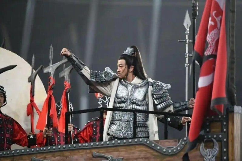 何潤東扮成西楚霸王項羽「蘇超」現身宿遷與南京之戰在宿遷奧體中心。(圖／翻攝自羊城晚報)