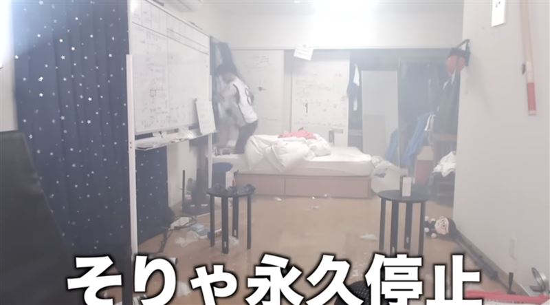 房間煙霧瀰漫，「ガミックス」與友人逃離現場。（圖／翻攝自YouTube）