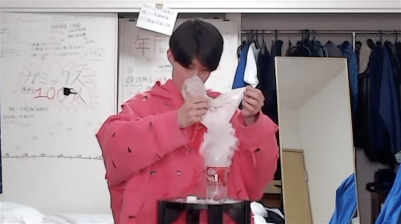 「ガミックス」將乾冰放進裝有氣泡水的寶特瓶。（圖／翻攝自YouTube）