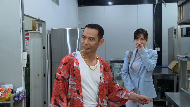 王耿豪（左）初見徐千京（右），將對方誤認成「本土劇林志玲」王晴，意外拉近彼此距離。（圖／民視提供）