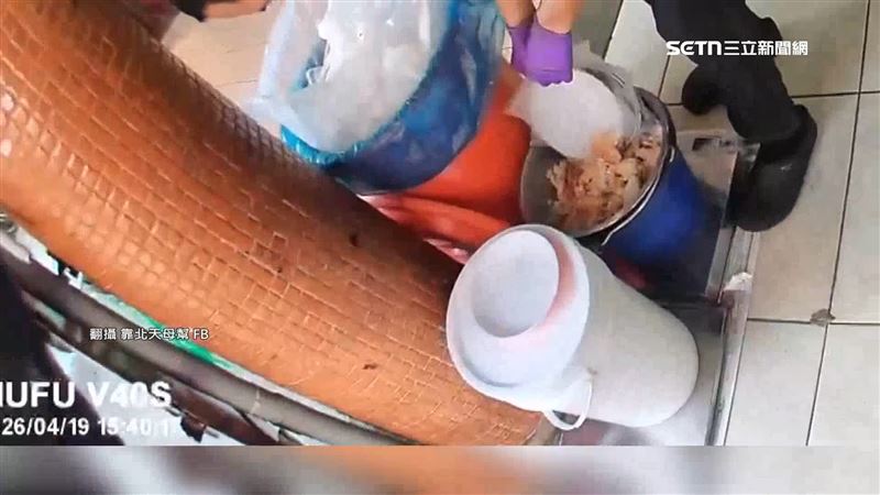 臭豆腐業者被指控「用同一副手套」處理完廚餘後，又再去處理裝臭豆腐的塑膠袋