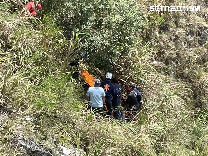 67歲男攀八通關古道，不慎摔落50米邊坡，幸運生還。（圖／翻攝畫面）