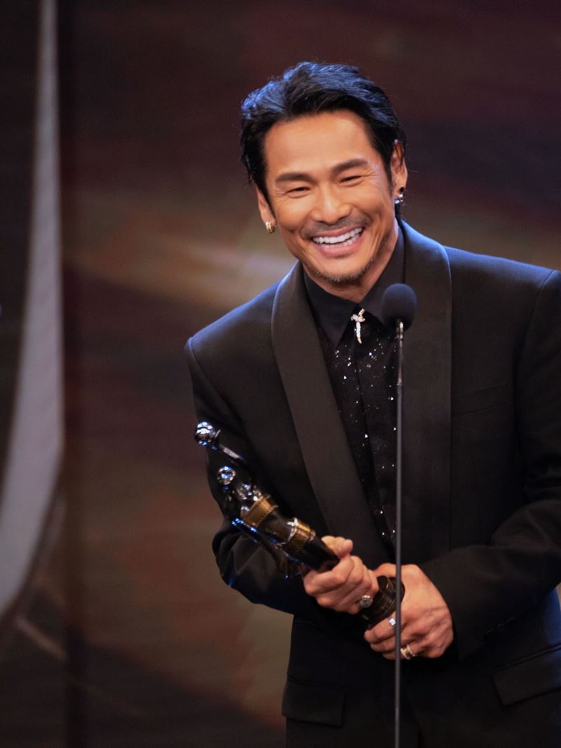 杜德偉《風林火山》奪下第44屆香港電影金像獎「最佳男配角」，是他出道41年來首座金像獎獎座。（圖／翻攝自杜德偉 Alex To臉書）