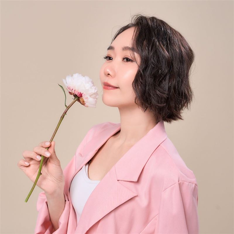 何依霈宣布推出保養品牌。（圖／翻攝自臉書）