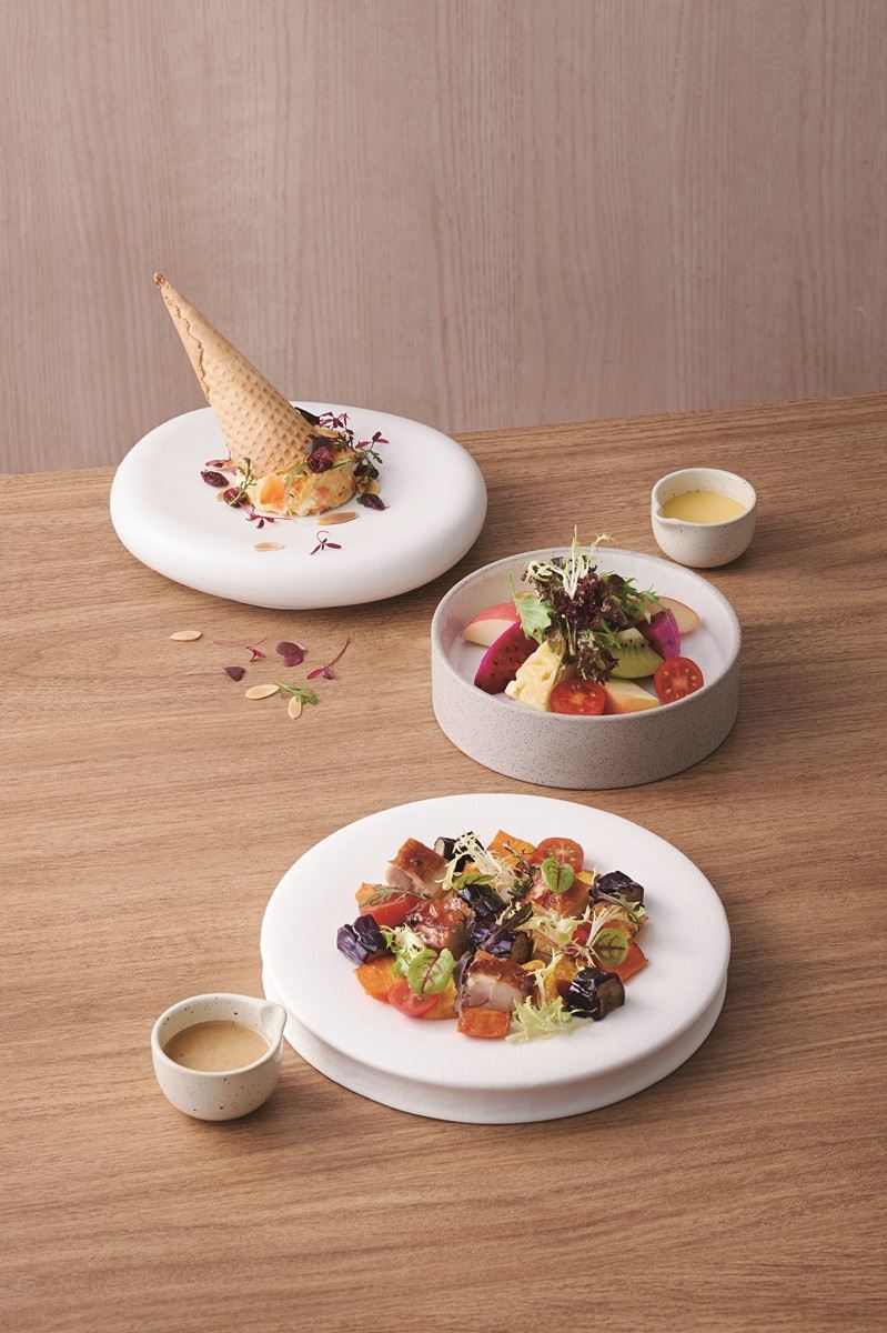 (上)跌倒的馬鈴薯(下)花園沙拉佐炙烤雞腿。（圖／品牌業者提供）