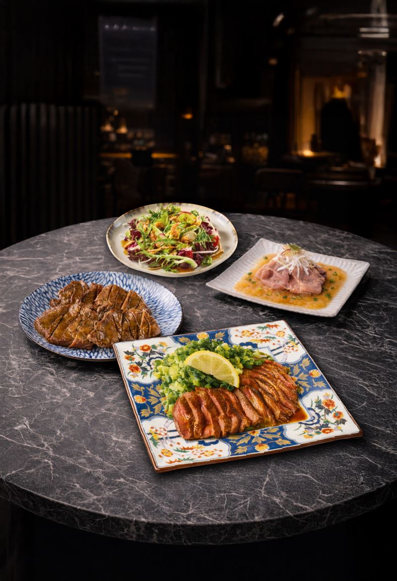 「母親節2人盛宴」冷涮牛舌搭炭燒主餐，一次吃出清爽與炭香層次。（圖／品牌業者提供）