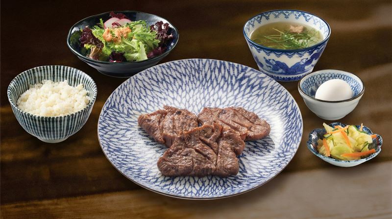 「味噌牛舌三枚定食」秘製味噌炭香入味，搭麥飯清湯超滿足。（圖／品牌業者提供）