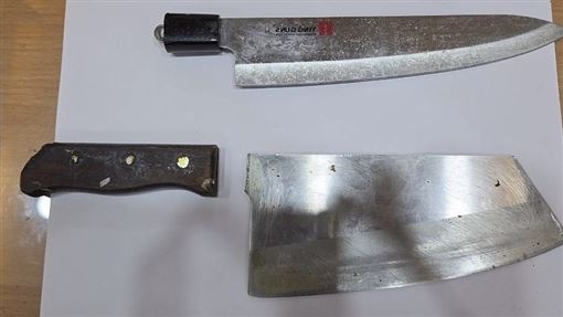 雙刀婦街頭揮舞嚇壞人　遭警噴辣椒水制伏