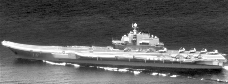 國防部曝光監控照，中共遼寧號（CV-16）航空母艦，今（20）日航經台灣海峽，國軍綿密監控（圖／國防部提供）