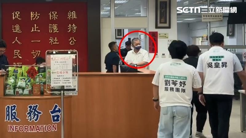 台中市警六分局長周俊銘誤噴辣椒水，引發軒然大波，看著眾人報案卻一語不發。（圖／翻攝畫面）