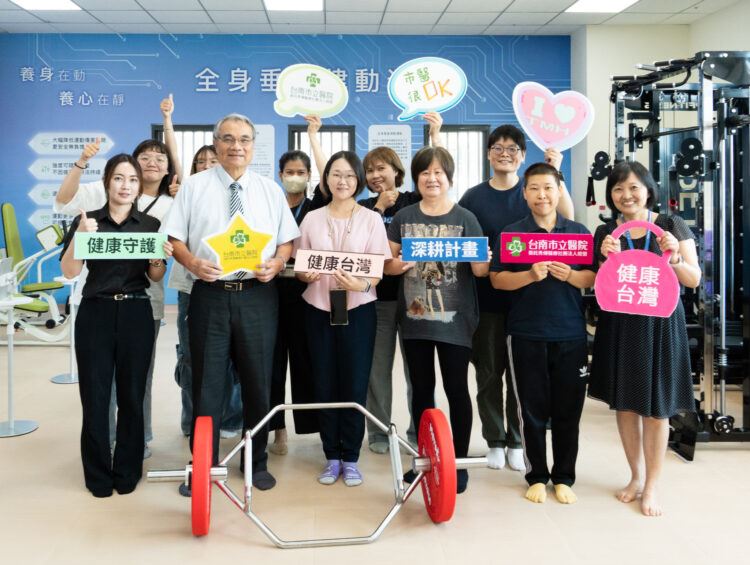 南市立醫院「肌廠實驗室」導入ICOPE　用AI客製化運動處方助銀髮練槓鈴。（圖／台南市立醫院提供）