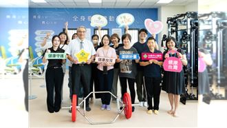 南市立醫院「肌廠實驗室」導入ICOPE　用AI客製化運動處方助銀髮練槓鈴。（圖／台南市立醫院提供）