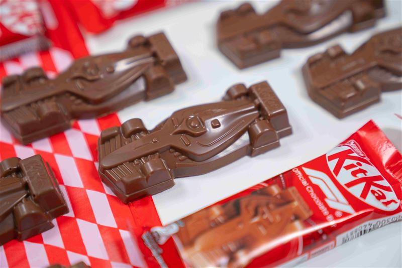 F1賽車竟然可以吃！？雀巢KitKat攜手F1，推出跨界聯名新品「雀巢KitKat F1賽車威化巧克力」。（圖／品牌業者提供）