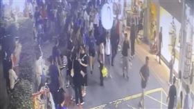 柯文哲17日晚上前往逢甲夜市掃街，疑似遭人噴辣椒水，今天警方表示是六分局分局長周俊銘誤噴。（翻攝畫面）