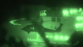 美軍「空降扣押伊朗貨輪」震撼畫面曝光 川普：炸出一個洞（圖／翻攝自美軍中央司令部）