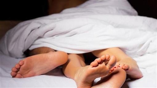 懷疑老婆出軌！男子深夜割喉雙胞胎女兒